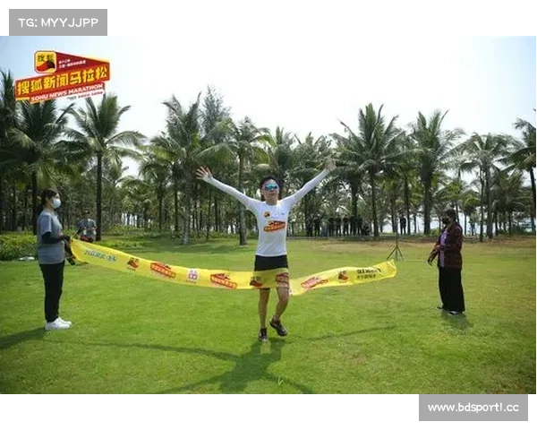 父子携手跨越终点,勇敢追梦明年继续奔跑 父子携手跨越终点,勇敢追梦明年继续奔跑