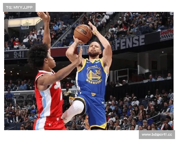 库里替补出场助力阿森纳逆转赛场欢呼声不断 库里替补出场助力阿森纳逆转赛场欢呼声不断