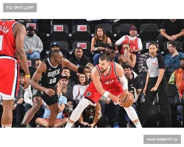 祖巴茨单场20+篮板带领快船本赛季4胜0负 强势表现助力球队制胜