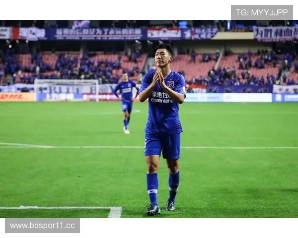 咪咕记者朱辰杰佩戴定制面具路易斯参加合练有望复出 咪咕记者朱辰杰佩戴定制面具路易斯参加合练有望复出